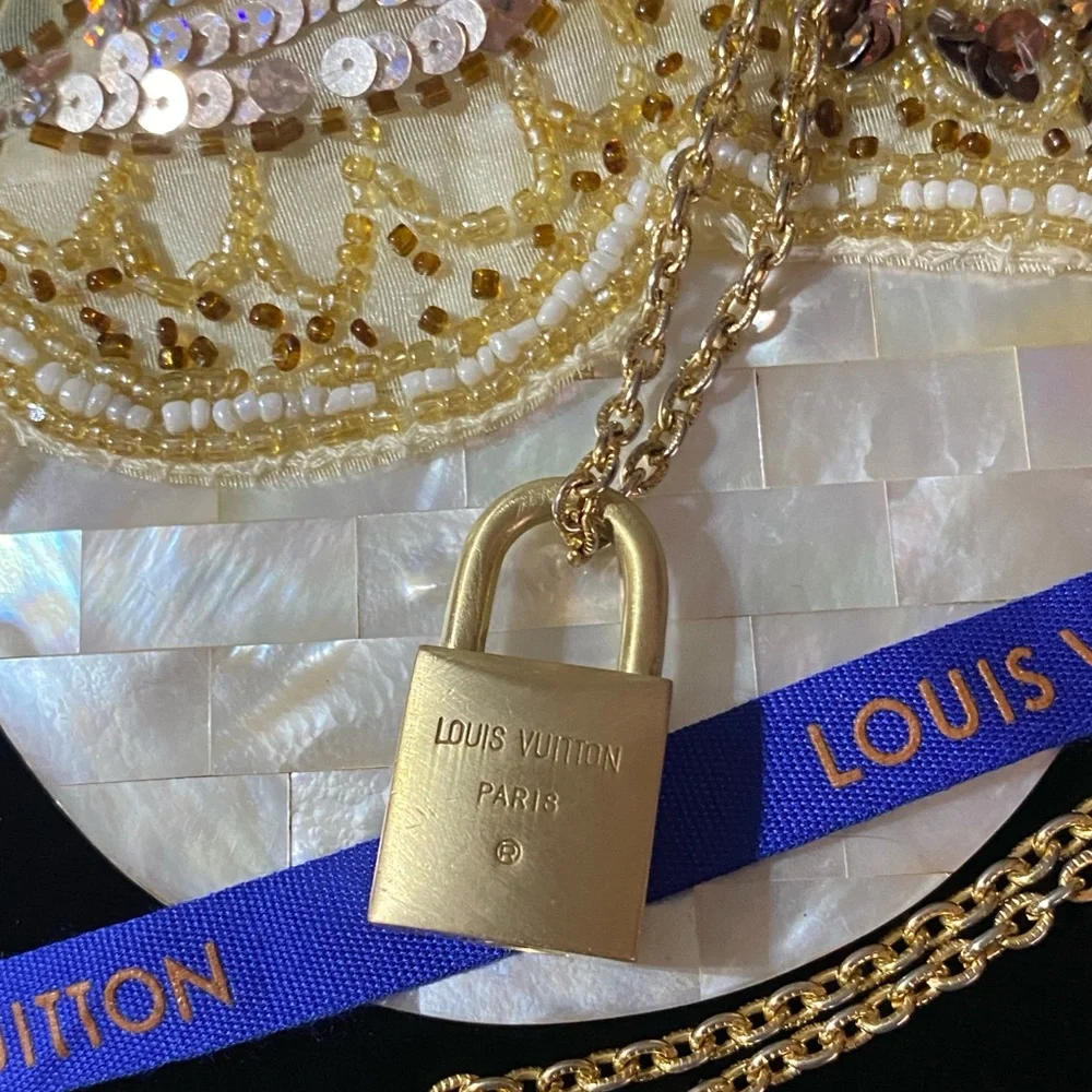 Louis Vuitton RARE 201 Series 100% Authentic Gold Lock & Vintage Chain & Ribbon! - Picture 3 of 10